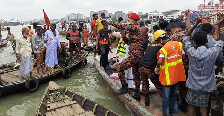 বুড়িগঙ্গায় অর্ধশতাধিক যাত্রী নিয়ে লঞ্চডুবি, ১৪ জনের মরদেহ উদ্ধার